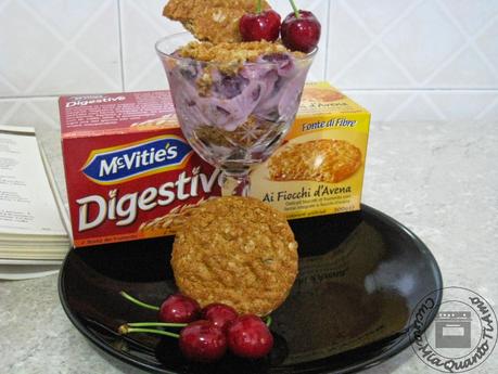 Gelato ciliegia e biscotti McVitie's Digestive ai Fiocchi d'Avena