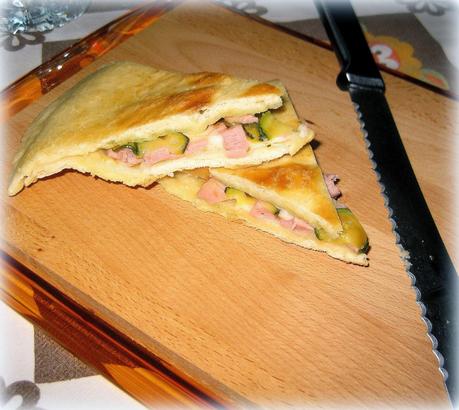 La ricetta della focaccia con zucchine e prosciutto è velocissima da preparare perchè si cuoce in padella.