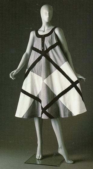 Laura Biagiotti 1986 - Abito da sera di cotone bianco è un esempio della linea Bambola che viene ripetuta sin dal 1974