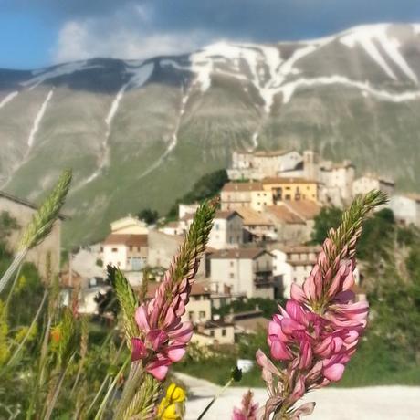 Romantica immagine del borgo di Castelluccio di Norcia