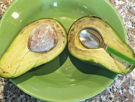 Involtini di melanzane con crema di avocado e carote croccanti