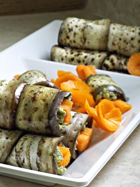 Involtini di melanzane con crema di avocado e carote croccanti