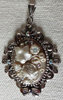 http://fantasyjewellery1.blogspot.it/2014/04/pendente-vintage-bouquet.html