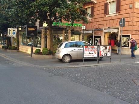 L'ordinaria amministrazione a Via Veneto. La strada più iconica della capitale d'Italia ridotta a parking abusivo su ogni mq di marciapiede. Ogni giorno, ogni ora