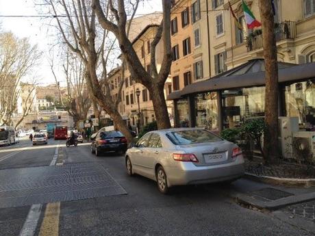 L'ordinaria amministrazione a Via Veneto. La strada più iconica della capitale d'Italia ridotta a parking abusivo su ogni mq di marciapiede. Ogni giorno, ogni ora