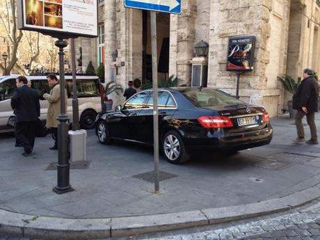 L'ordinaria amministrazione a Via Veneto. La strada più iconica della capitale d'Italia ridotta a parking abusivo su ogni mq di marciapiede. Ogni giorno, ogni ora