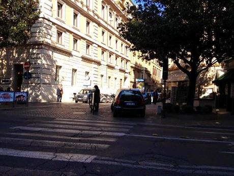 L'ordinaria amministrazione a Via Veneto. La strada più iconica della capitale d'Italia ridotta a parking abusivo su ogni mq di marciapiede. Ogni giorno, ogni ora