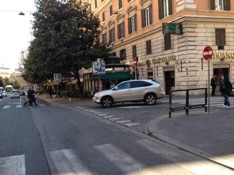 L'ordinaria amministrazione a Via Veneto. La strada più iconica della capitale d'Italia ridotta a parking abusivo su ogni mq di marciapiede. Ogni giorno, ogni ora