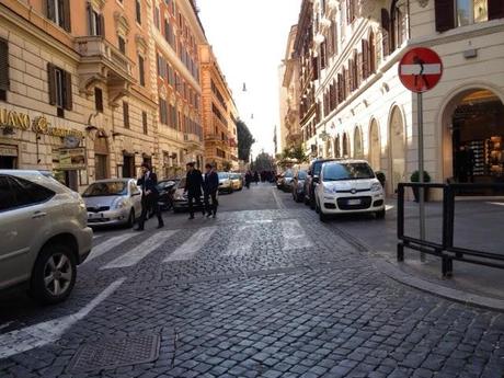 L'ordinaria amministrazione a Via Veneto. La strada più iconica della capitale d'Italia ridotta a parking abusivo su ogni mq di marciapiede. Ogni giorno, ogni ora