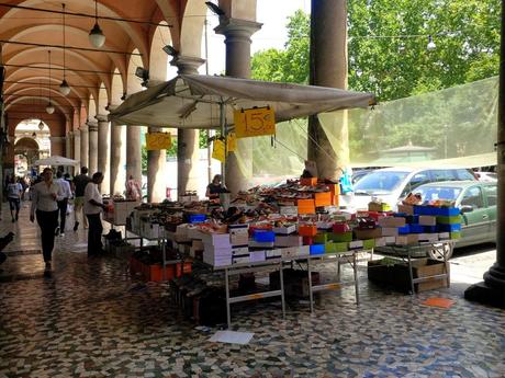 L'incredibile stato di Piazza Vittorio in 30 foto. Ricordiamoci sempre che Veltroni aveva tolto le bancarelle, Alemanno ovviamente le ha fatte tornare. Marino le ha lasciate lì e aumentate