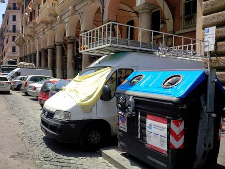 L'incredibile stato di Piazza Vittorio in 30 foto. Ricordiamoci sempre che Veltroni aveva tolto le bancarelle, Alemanno ovviamente le ha fatte tornare. Marino le ha lasciate lì e aumentate