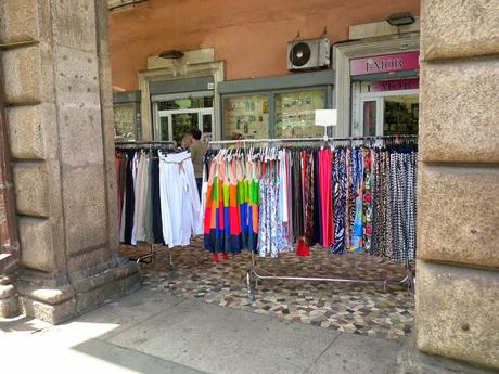 L'incredibile stato di Piazza Vittorio in 30 foto. Ricordiamoci sempre che Veltroni aveva tolto le bancarelle, Alemanno ovviamente le ha fatte tornare. Marino le ha lasciate lì e aumentate