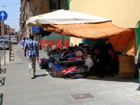 L'incredibile stato di Piazza Vittorio in 30 foto. Ricordiamoci sempre che Veltroni aveva tolto le bancarelle, Alemanno ovviamente le ha fatte tornare. Marino le ha lasciate lì e aumentate
