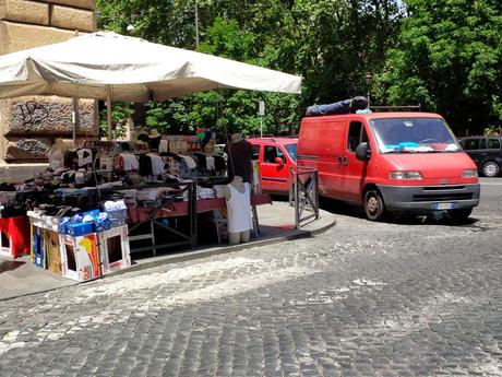 L'incredibile stato di Piazza Vittorio in 30 foto. Ricordiamoci sempre che Veltroni aveva tolto le bancarelle, Alemanno ovviamente le ha fatte tornare. Marino le ha lasciate lì e aumentate