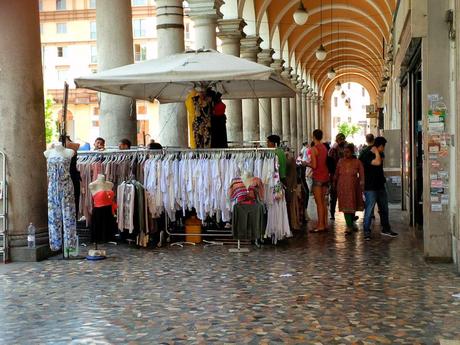 L'incredibile stato di Piazza Vittorio in 30 foto. Ricordiamoci sempre che Veltroni aveva tolto le bancarelle, Alemanno ovviamente le ha fatte tornare. Marino le ha lasciate lì e aumentate