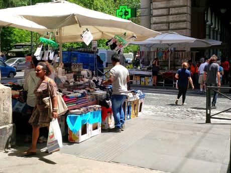 L'incredibile stato di Piazza Vittorio in 30 foto. Ricordiamoci sempre che Veltroni aveva tolto le bancarelle, Alemanno ovviamente le ha fatte tornare. Marino le ha lasciate lì e aumentate