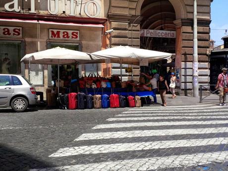 L'incredibile stato di Piazza Vittorio in 30 foto. Ricordiamoci sempre che Veltroni aveva tolto le bancarelle, Alemanno ovviamente le ha fatte tornare. Marino le ha lasciate lì e aumentate