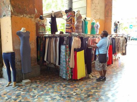 L'incredibile stato di Piazza Vittorio in 30 foto. Ricordiamoci sempre che Veltroni aveva tolto le bancarelle, Alemanno ovviamente le ha fatte tornare. Marino le ha lasciate lì e aumentate