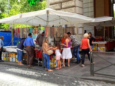 L'incredibile stato di Piazza Vittorio in 30 foto. Ricordiamoci sempre che Veltroni aveva tolto le bancarelle, Alemanno ovviamente le ha fatte tornare. Marino le ha lasciate lì e aumentate