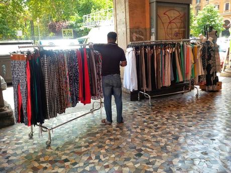 L'incredibile stato di Piazza Vittorio in 30 foto. Ricordiamoci sempre che Veltroni aveva tolto le bancarelle, Alemanno ovviamente le ha fatte tornare. Marino le ha lasciate lì e aumentate