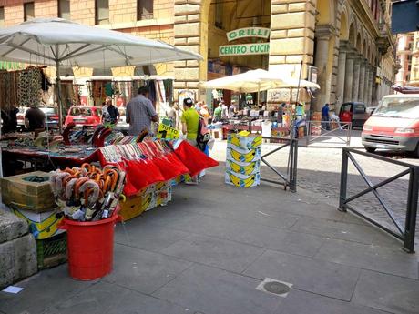 L'incredibile stato di Piazza Vittorio in 30 foto. Ricordiamoci sempre che Veltroni aveva tolto le bancarelle, Alemanno ovviamente le ha fatte tornare. Marino le ha lasciate lì e aumentate