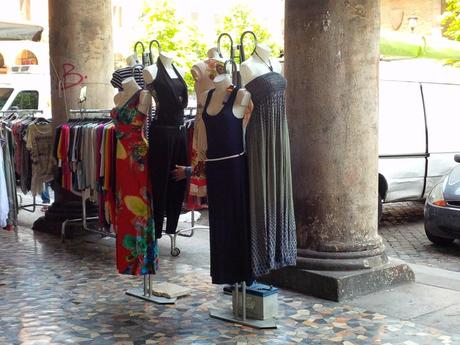 L'incredibile stato di Piazza Vittorio in 30 foto. Ricordiamoci sempre che Veltroni aveva tolto le bancarelle, Alemanno ovviamente le ha fatte tornare. Marino le ha lasciate lì e aumentate