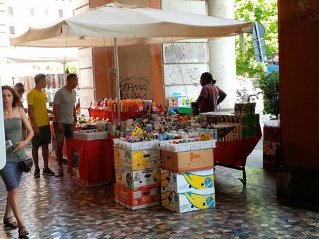 L'incredibile stato di Piazza Vittorio in 30 foto. Ricordiamoci sempre che Veltroni aveva tolto le bancarelle, Alemanno ovviamente le ha fatte tornare. Marino le ha lasciate lì e aumentate