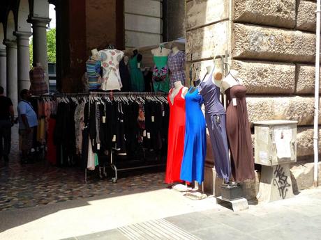 L'incredibile stato di Piazza Vittorio in 30 foto. Ricordiamoci sempre che Veltroni aveva tolto le bancarelle, Alemanno ovviamente le ha fatte tornare. Marino le ha lasciate lì e aumentate