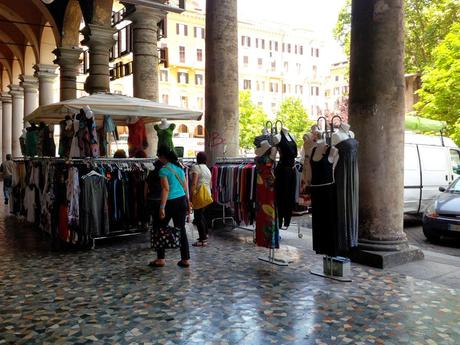 L'incredibile stato di Piazza Vittorio in 30 foto. Ricordiamoci sempre che Veltroni aveva tolto le bancarelle, Alemanno ovviamente le ha fatte tornare. Marino le ha lasciate lì e aumentate