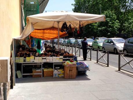 L'incredibile stato di Piazza Vittorio in 30 foto. Ricordiamoci sempre che Veltroni aveva tolto le bancarelle, Alemanno ovviamente le ha fatte tornare. Marino le ha lasciate lì e aumentate