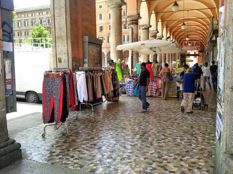 L'incredibile stato di Piazza Vittorio in 30 foto. Ricordiamoci sempre che Veltroni aveva tolto le bancarelle, Alemanno ovviamente le ha fatte tornare. Marino le ha lasciate lì e aumentate