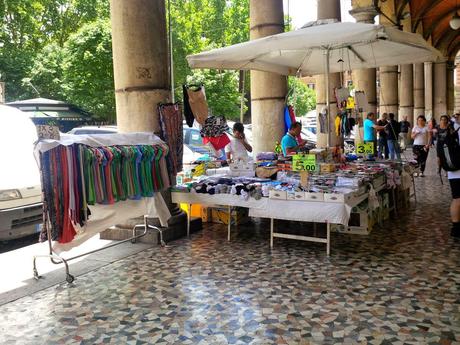 L'incredibile stato di Piazza Vittorio in 30 foto. Ricordiamoci sempre che Veltroni aveva tolto le bancarelle, Alemanno ovviamente le ha fatte tornare. Marino le ha lasciate lì e aumentate