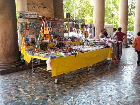 L'incredibile stato di Piazza Vittorio in 30 foto. Ricordiamoci sempre che Veltroni aveva tolto le bancarelle, Alemanno ovviamente le ha fatte tornare. Marino le ha lasciate lì e aumentate