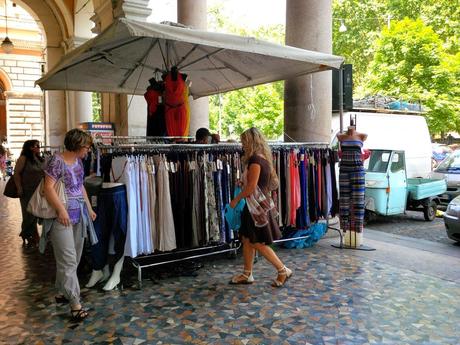 L'incredibile stato di Piazza Vittorio in 30 foto. Ricordiamoci sempre che Veltroni aveva tolto le bancarelle, Alemanno ovviamente le ha fatte tornare. Marino le ha lasciate lì e aumentate