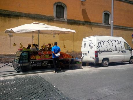 L'incredibile stato di Piazza Vittorio in 30 foto. Ricordiamoci sempre che Veltroni aveva tolto le bancarelle, Alemanno ovviamente le ha fatte tornare. Marino le ha lasciate lì e aumentate