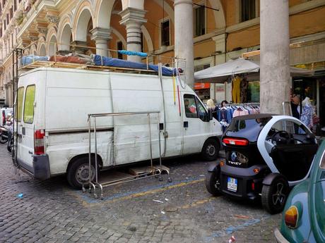 L'incredibile stato di Piazza Vittorio in 30 foto. Ricordiamoci sempre che Veltroni aveva tolto le bancarelle, Alemanno ovviamente le ha fatte tornare. Marino le ha lasciate lì e aumentate