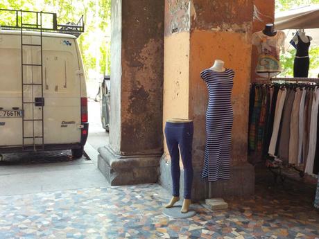 L'incredibile stato di Piazza Vittorio in 30 foto. Ricordiamoci sempre che Veltroni aveva tolto le bancarelle, Alemanno ovviamente le ha fatte tornare. Marino le ha lasciate lì e aumentate