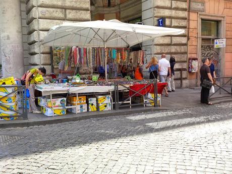 L'incredibile stato di Piazza Vittorio in 30 foto. Ricordiamoci sempre che Veltroni aveva tolto le bancarelle, Alemanno ovviamente le ha fatte tornare. Marino le ha lasciate lì e aumentate