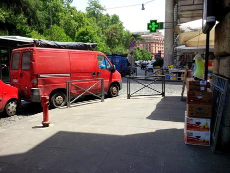 L'incredibile stato di Piazza Vittorio in 30 foto. Ricordiamoci sempre che Veltroni aveva tolto le bancarelle, Alemanno ovviamente le ha fatte tornare. Marino le ha lasciate lì e aumentate