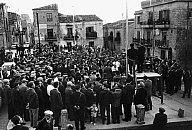 1963, piazza di Roccamena (Archivio Casarrubea)