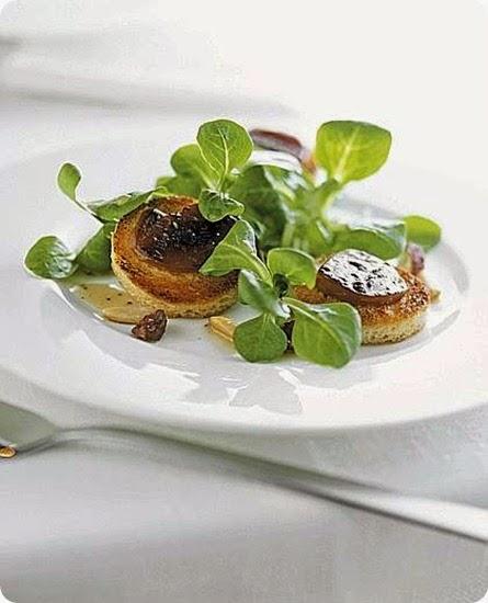 Valerianella con pane tostato, mandorle e pinoli