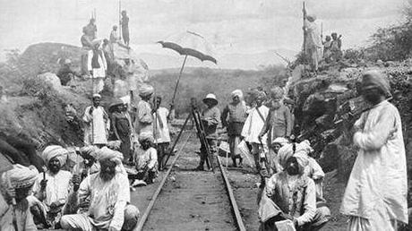 Nel 1898 la Imperial British East Africa Company intraprese la costruzione di un ponte sul fiume Tsavo per la Uganda Railway, la ferrovia che avrebbe unito il porto di Mombasa all'entroterra ugandese.