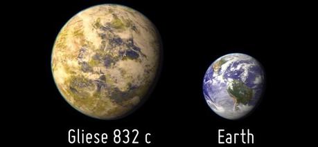 Rappresentazione artistica della Super Terra Gliese 832C, affiancata per dimensioni al nostro Pianeta. Crediti: Planetary Habitability Laboratory, Università del Puerto Rico, Arecibo, NASA / Hubble / Stellarium.