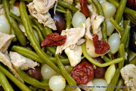 La ricetta per un ottimo piatto freddo estivo: Insalata di pollo con  fagiolini, pomodori al forno, cipolline sottaceto e olive taggiasche