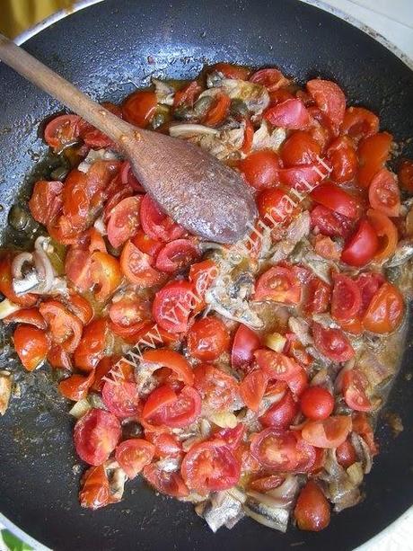 Gnocchi all'acqua con pomodorini e alici fresche di Cetara