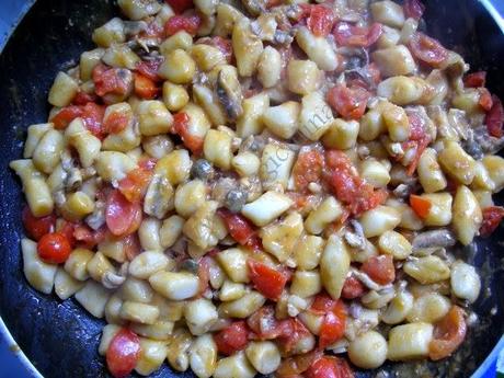 Gnocchi all'acqua con pomodorini e alici fresche di Cetara