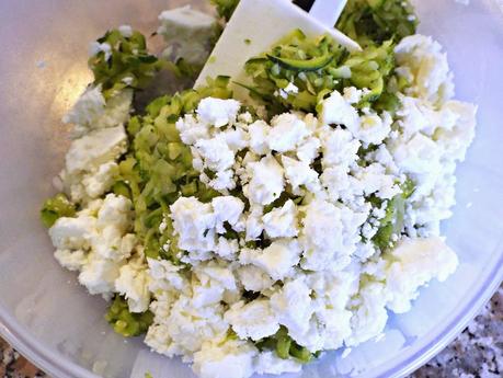 Torta salata alla farina di farro, zucchine, feta e timo