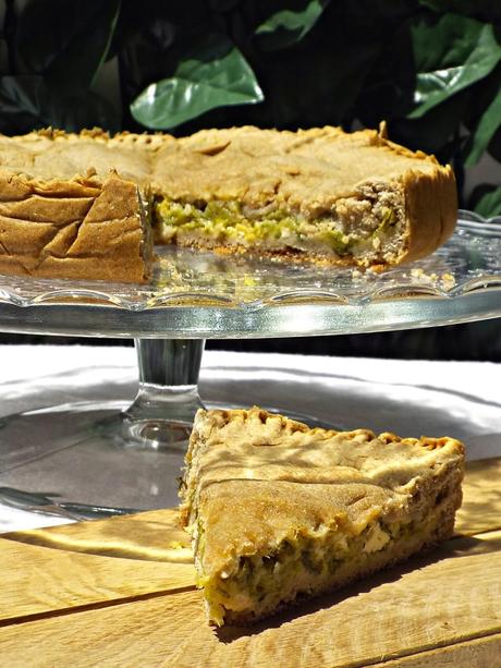 Torta salata alla farina di farro, zucchine, feta e timo