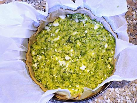 Torta salata alla farina di farro, zucchine, feta e timo