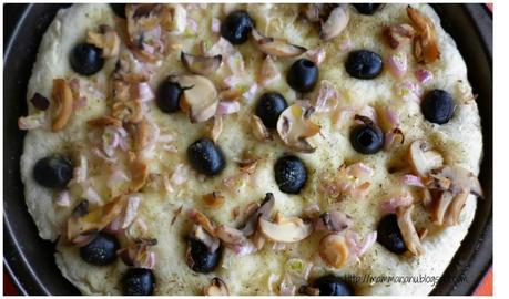 Focaccia con olive,scalogno e funghi (Gluten Free)